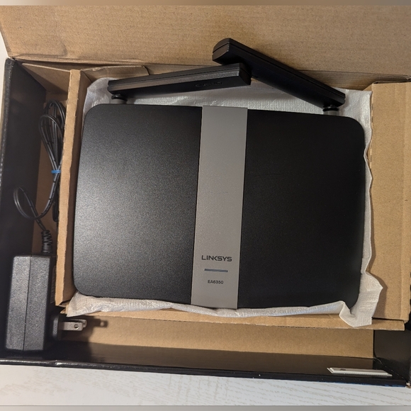 Linksys AC 1200+ Dual Band Smart Wi-Fi Gigabit Router Includes Charger - Picture 2 of 9